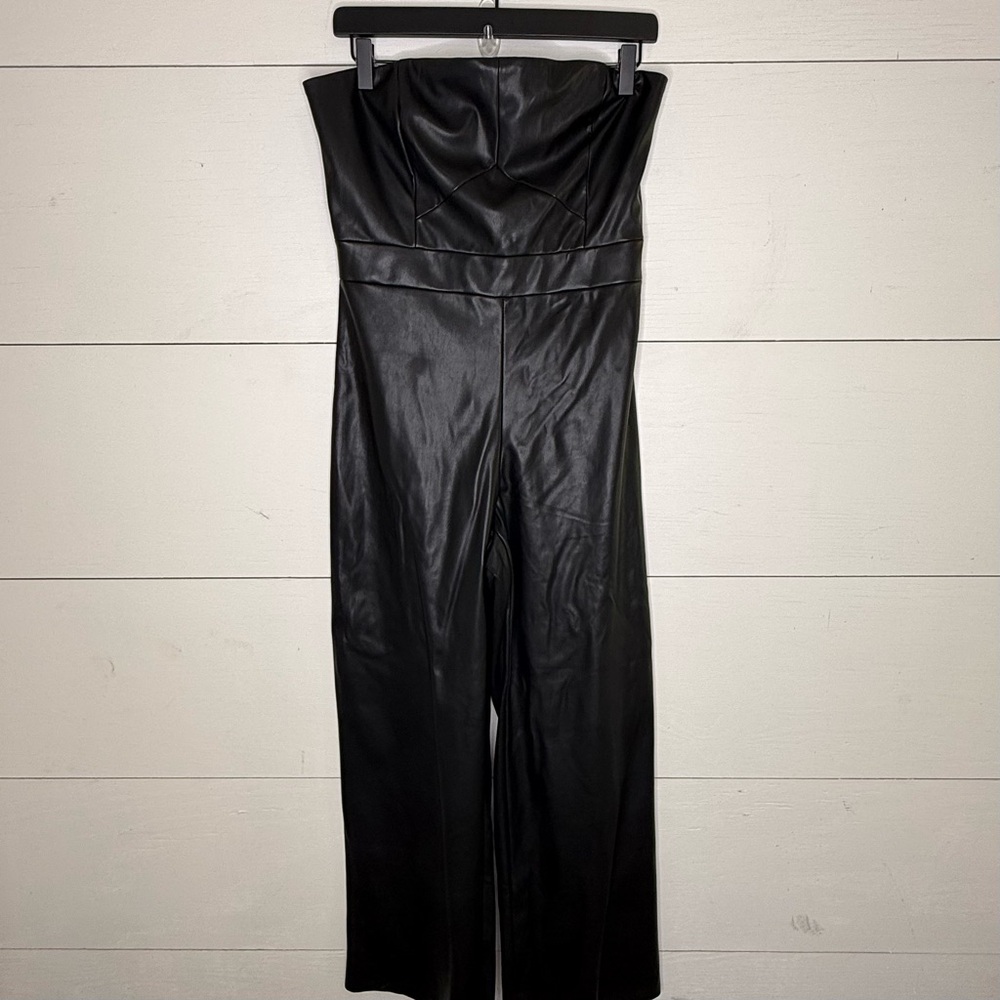 Banana Republic • Strapless Black Vegan Faux Leather Wide-Leg Jumpsuit Size 6 - Picture 3 of 7